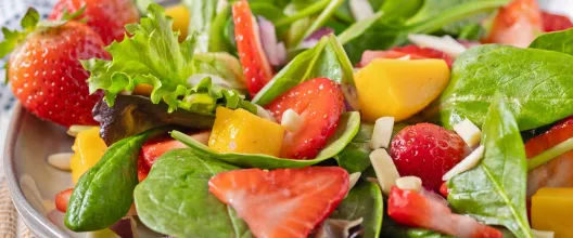 Salad of mixed greens, peaches and strawberries